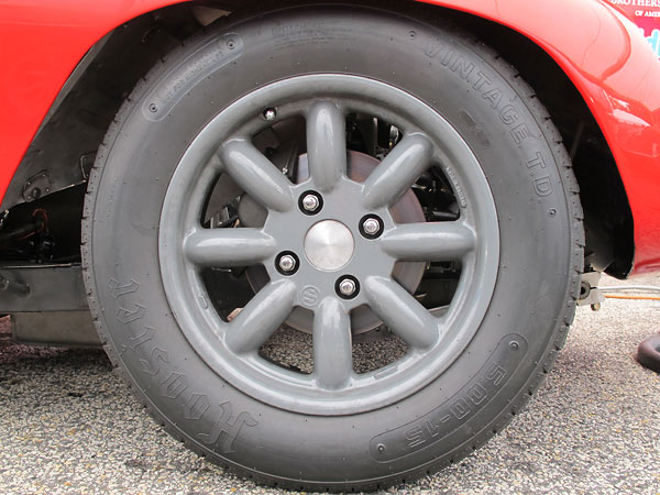 Compomotive ML 8-spoke aluminum wheels.