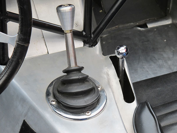 To the right of the gear selector: a lever for adjusting the rear spoiler's angle of attack.