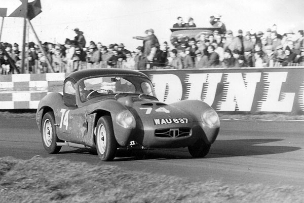 Colin Hextall drives WAU 637 at Brands Hatch's Boxing Day Meet, 26 December 1960