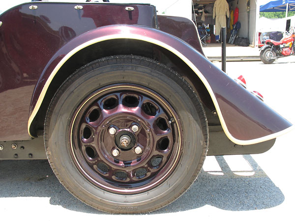 Dunlop 17x4.5 tires. Later Morgan 4-4's would get 16x5 tires.
