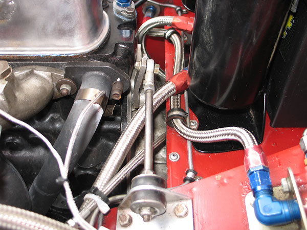 An engine steady bar absorbs torque reaction.