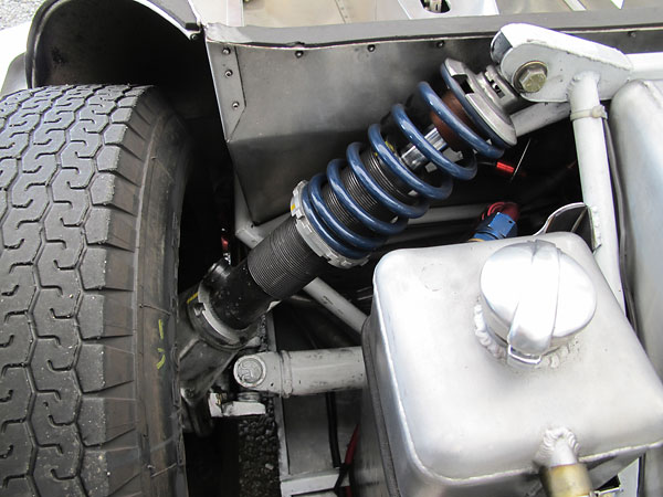 There's no trailing link or radius rod of any description to inhibit rear-steering effect.