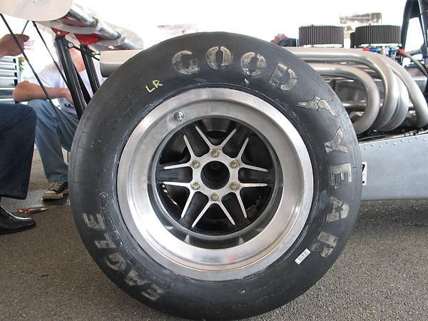 Goodyear Eagle Sportscar Special tires (23.0x10.5x15 front, 27.0x14.0x15 rear).