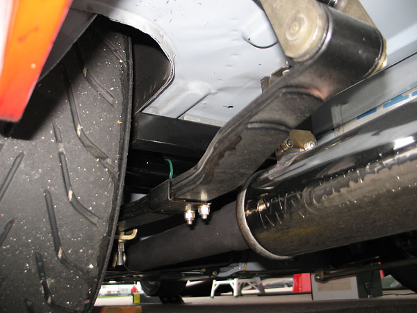 Gullwing (offset) leaf springs accommodate wide wheels and tires.