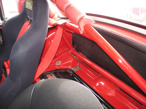Shoulder harness mounting point and other roll cage features...