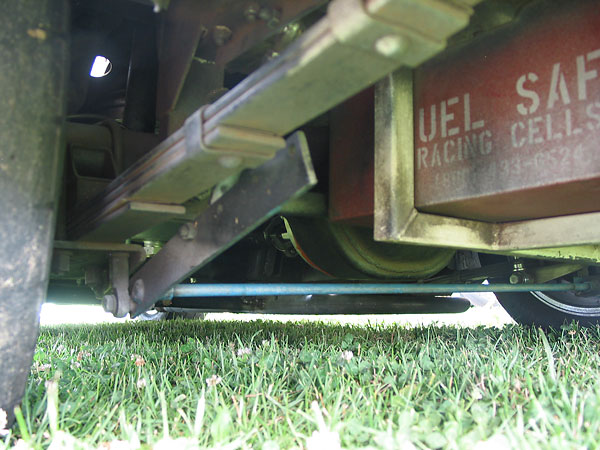 With the car level, the wings of the anti-sway bar moves back to being parallel (at about this angle.)