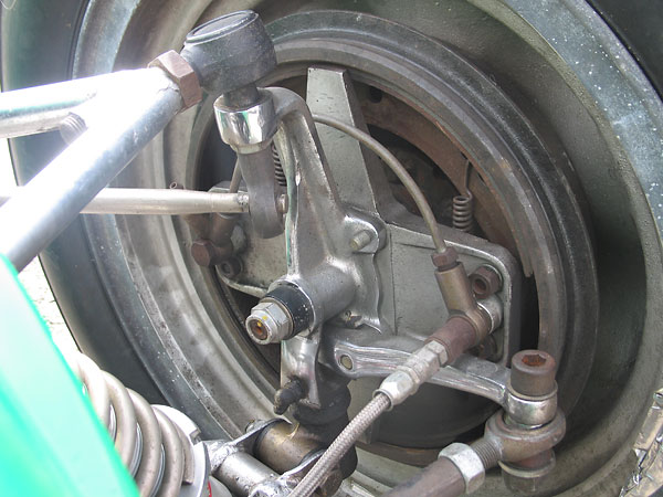 Feeding the anti-roll bar through a Heim joint bearing