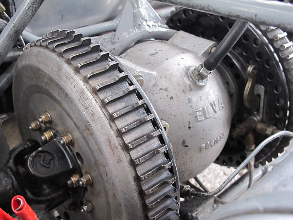 Lockheed 10 x 1.75 drum brakes, with (iron lined) magnesium drums and heavily vented backing plates.