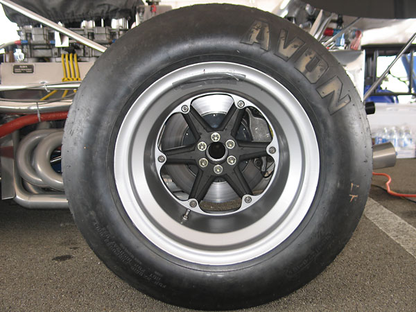 Avon tires (24x10.5x15 front and 27x15x15 rear).