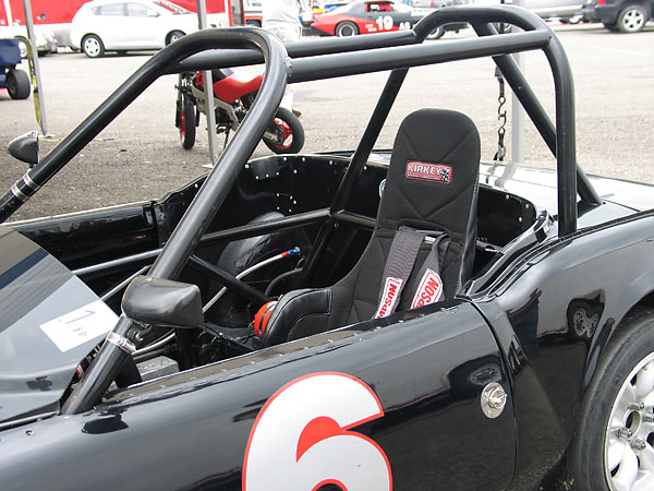 It's an interesting rollcage. Note also how a hood pin is used to secure the door.