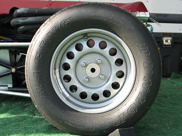 Dunlop Racing Formula Ford tires: 135/545-13 CR82 front / 165/580-13 CR82 rear.