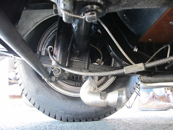 Semi-elliptic 7-leaf leafsprings and Koni shock absorbers.