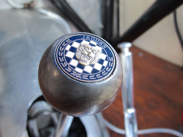 Jaguar-logo walnut shifter knob.