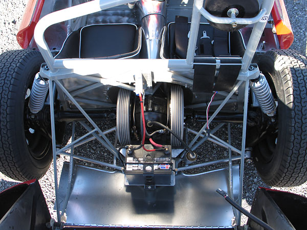 IRS with double wishbone geometry, using driveshafts in combination with upper trailing arms...